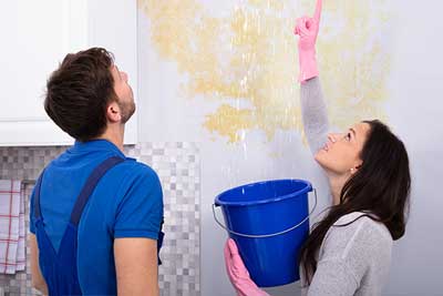 Sanitär Installateur Notdienst hilft beim Wasserschaden in der Wohnung